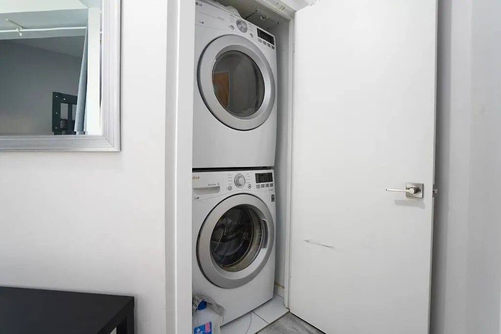 1504 Brand New Best Location 1Br Den With Amazing View Toronto Canada